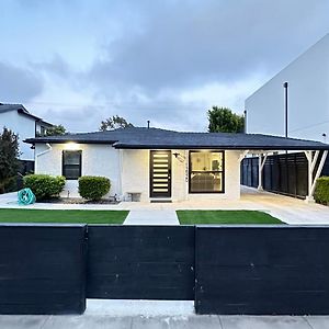 Modern Studio Stylish &Cozy Back Unit